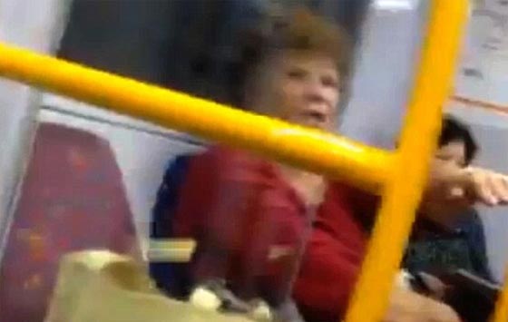 بالفيديو.. شابة استرالية تدافع بشكل مستميت عن عائلة مسلمة صورة رقم 3 بالفيديو.. شابة استرالية تدافع بشكل مستميت عن عائلة مسلمة صورة رقم 3