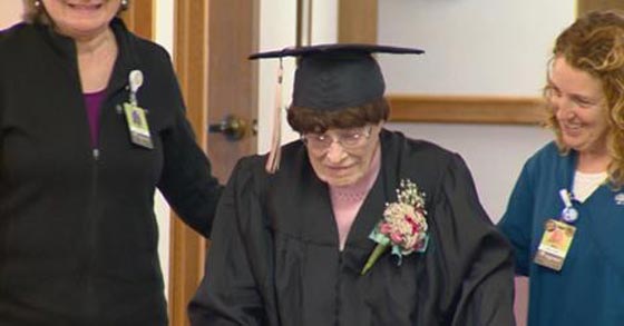  معمرة امريكية تنهي المرحلة الثانوية في عمر 103 سنوات صورة رقم 2