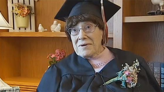  معمرة امريكية تنهي المرحلة الثانوية في عمر 103 سنوات صورة رقم 1