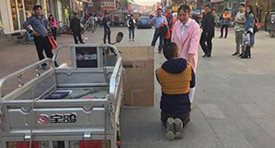 صور.. شابة صينية تعانق المارة لجمع المال وانقاذ صديقها المريض صورة رقم 3