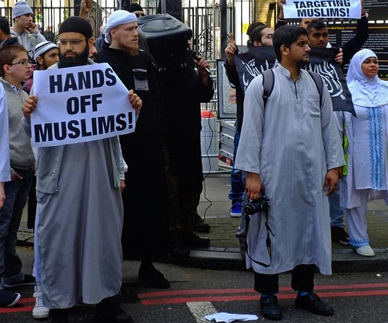 تركيا تعتقل عائلة بريطانية مع 4 اطفال كانت في طريقها الى داعش صورة رقم 8 تركيا تعتقل عائلة بريطانية مع 4 اطفال كانت في طريقها الى داعش صورة رقم 8