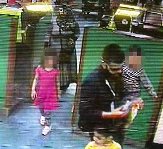 تركيا تعتقل عائلة بريطانية مع 4 اطفال كانت في طريقها الى داعش صورة رقم 3 تركيا تعتقل عائلة بريطانية مع 4 اطفال كانت في طريقها الى داعش صورة رقم 3