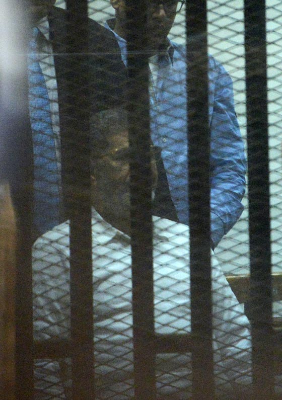 حالة من الذهول تخيم على قفص مرسي عقب الحكم عليه بالسجن 20 عاما صورة رقم 2