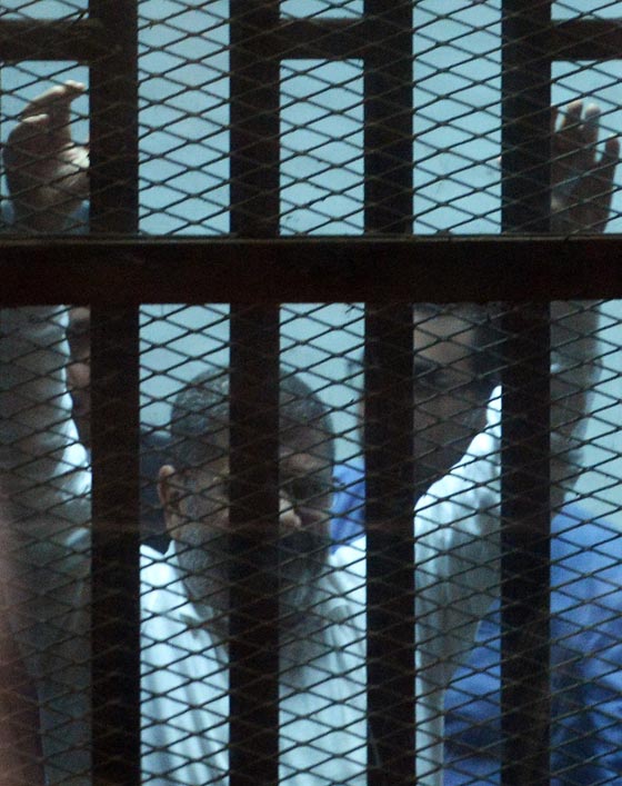 حالة من الذهول تخيم على قفص مرسي عقب الحكم عليه بالسجن 20 عاما صورة رقم 1