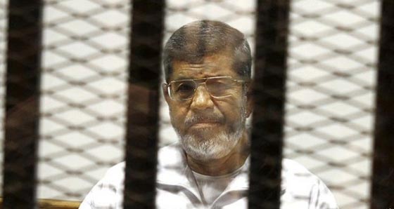 حالة من الذهول تخيم على قفص مرسي عقب الحكم عليه بالسجن 20 عاما صورة رقم 6