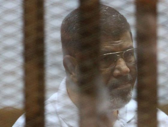 حالة من الذهول تخيم على قفص مرسي عقب الحكم عليه بالسجن 20 عاما صورة رقم 8