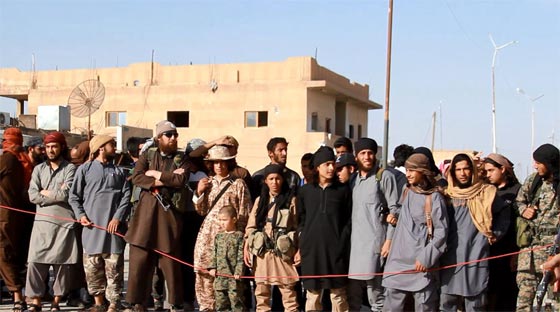  بالصور.. وحوش داعش يعدمون رجلا بقطع رأسه في الحسكة  صورة رقم 3