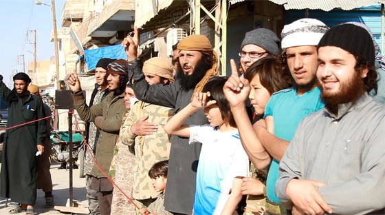  بالصور.. وحوش داعش يعدمون رجلا بقطع رأسه في الحسكة  صورة رقم 6