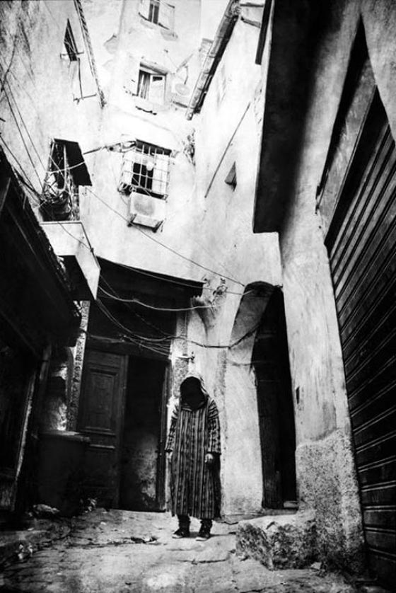  بالصور.. ما سر الرجل الجزائري المتخفي بجلابية؟! صورة رقم 2