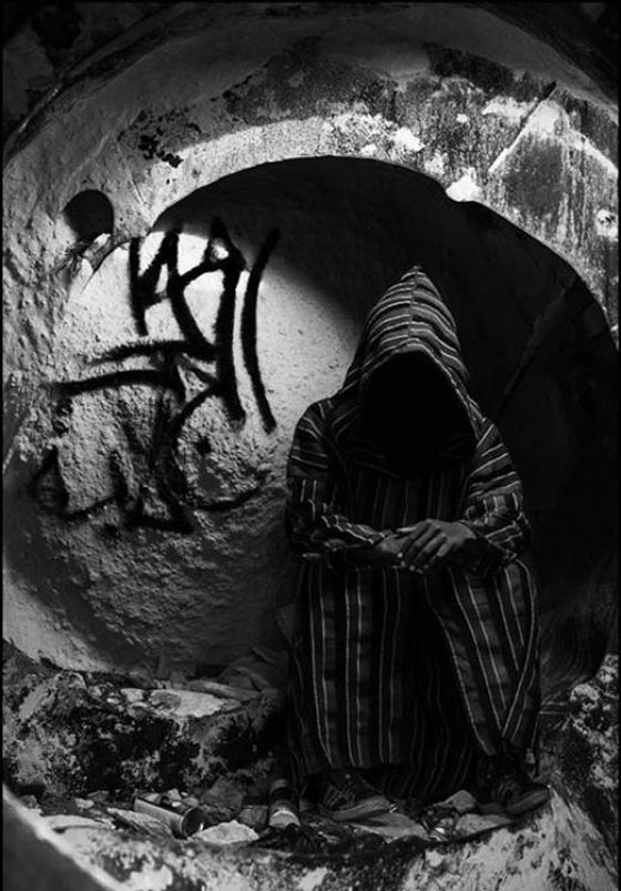  بالصور.. ما سر الرجل الجزائري المتخفي بجلابية؟! صورة رقم 1