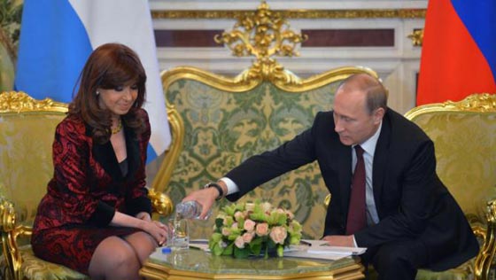 بالصور.. بوتين يخرج عن العادة ويسكب المياه بنفسه لرئيسة الارجنتين صورة رقم 1