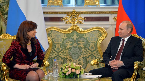 بالصور.. بوتين يخرج عن العادة ويسكب المياه بنفسه لرئيسة الارجنتين صورة رقم 2