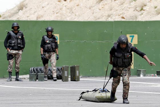 بالصور.. قوات الصاعقة من 19 بلدا تظهر مهاراتها في تحرير الرهائن صورة رقم 5 بالصور.. قوات الصاعقة من 19 بلدا تظهر مهاراتها في تحرير الرهائن صورة رقم 5