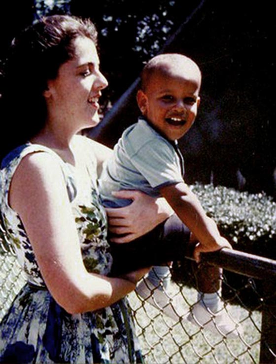 بالصور.. جدة اوباما تؤدي العمرة وتثير الجدل مجددا حول اسلام اوباما صورة رقم 8 بالصور.. جدة اوباما تؤدي العمرة وتثير الجدل مجددا حول اسلام اوباما صورة رقم 8