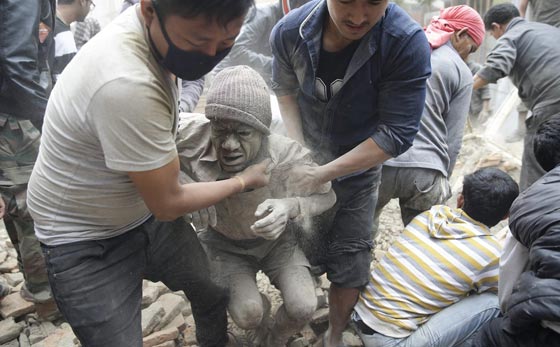 زلزال بقوة 7.5 يضرب نيبال ويخلف أكثر من 800 قتيل ودمار هائل صورة رقم 8 زلزال بقوة 7.5 يضرب نيبال ويخلف أكثر من 800 قتيل ودمار هائل صورة رقم 8