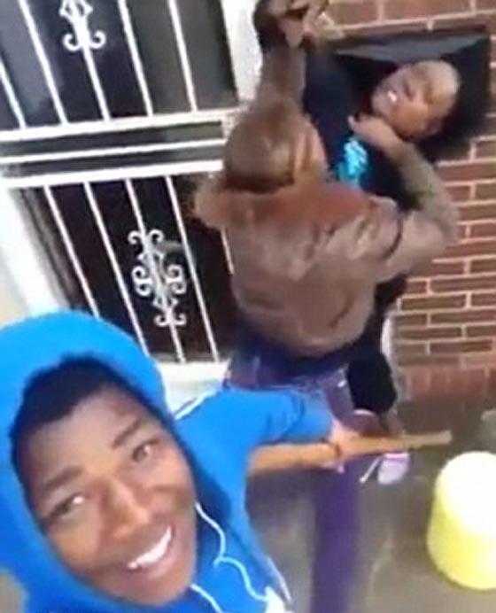 اسوأ ابن في العالم يلتقط صورا لحبيبته خلال تلقينها علقة ساخنة لوالدته!! صورة رقم 1 اسوأ ابن في العالم يلتقط صورا لحبيبته خلال تلقينها علقة ساخنة لوالدته!! صورة رقم 1