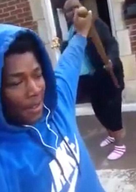 اسوأ ابن في العالم يلتقط صورا لحبيبته خلال تلقينها علقة ساخنة لوالدته!! صورة رقم 2 اسوأ ابن في العالم يلتقط صورا لحبيبته خلال تلقينها علقة ساخنة لوالدته!! صورة رقم 2