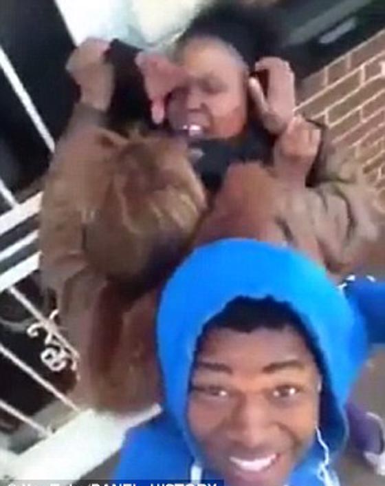 اسوأ ابن في العالم يلتقط صورا لحبيبته خلال تلقينها علقة ساخنة لوالدته!! صورة رقم 3 اسوأ ابن في العالم يلتقط صورا لحبيبته خلال تلقينها علقة ساخنة لوالدته!! صورة رقم 3