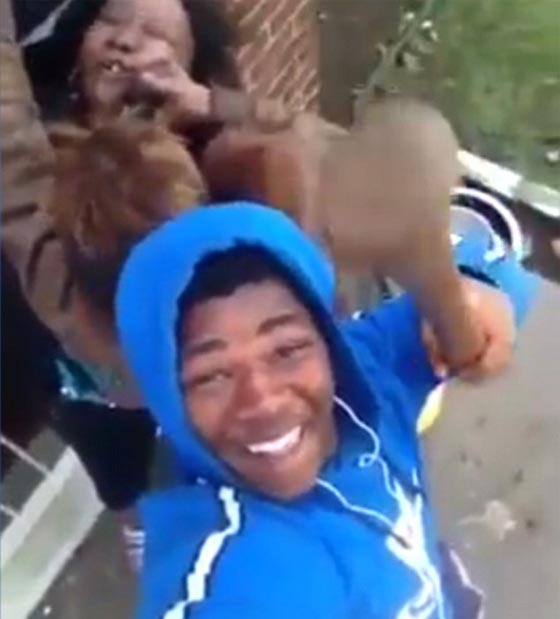 اسوأ ابن في العالم يلتقط صورا لحبيبته خلال تلقينها علقة ساخنة لوالدته!! صورة رقم 4 اسوأ ابن في العالم يلتقط صورا لحبيبته خلال تلقينها علقة ساخنة لوالدته!! صورة رقم 4