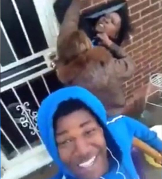 اسوأ ابن في العالم يلتقط صورا لحبيبته خلال تلقينها علقة ساخنة لوالدته!! صورة رقم 5 اسوأ ابن في العالم يلتقط صورا لحبيبته خلال تلقينها علقة ساخنة لوالدته!! صورة رقم 5