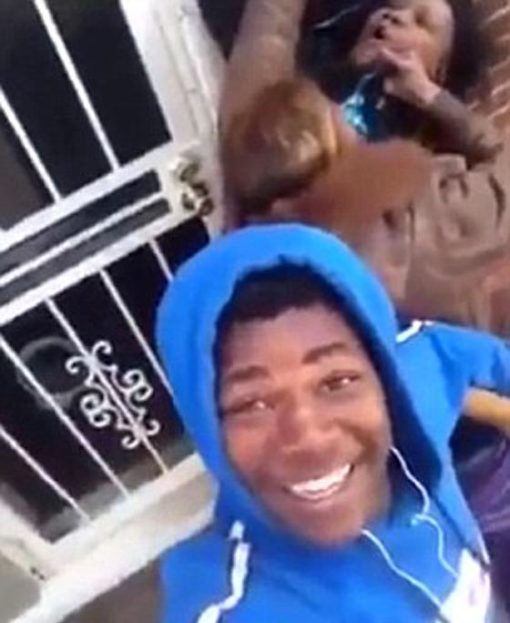 اسوأ ابن في العالم يلتقط صورا لحبيبته خلال تلقينها علقة ساخنة لوالدته!! صورة رقم 6 اسوأ ابن في العالم يلتقط صورا لحبيبته خلال تلقينها علقة ساخنة لوالدته!! صورة رقم 6