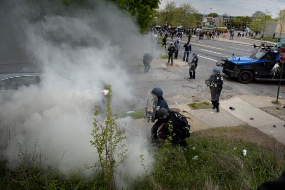فيديو وصور.. بالتيمور الأمريكية تشتعل بعد وفاة شاب أسود في المعتقل صورة رقم 4