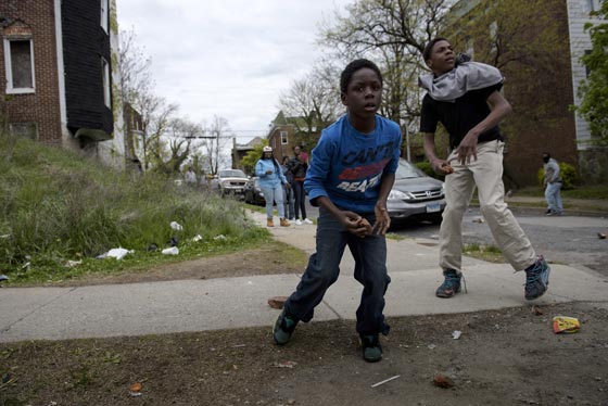 فيديو وصور.. بالتيمور الأمريكية تشتعل بعد وفاة شاب أسود في المعتقل صورة رقم 5