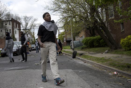 فيديو وصور.. بالتيمور الأمريكية تشتعل بعد وفاة شاب أسود في المعتقل صورة رقم 6