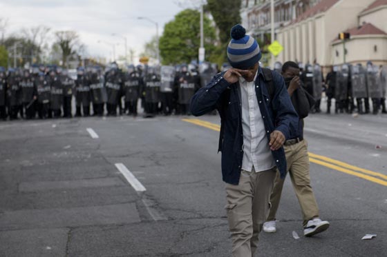 فيديو وصور.. بالتيمور الأمريكية تشتعل بعد وفاة شاب أسود في المعتقل صورة رقم 9