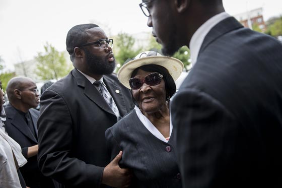 فيديو وصور.. بالتيمور الأمريكية تشتعل بعد وفاة شاب أسود في المعتقل صورة رقم 13