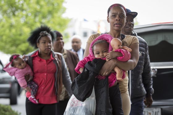 فيديو وصور.. بالتيمور الأمريكية تشتعل بعد وفاة شاب أسود في المعتقل صورة رقم 14