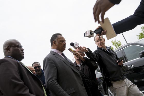 فيديو وصور.. بالتيمور الأمريكية تشتعل بعد وفاة شاب أسود في المعتقل صورة رقم 15