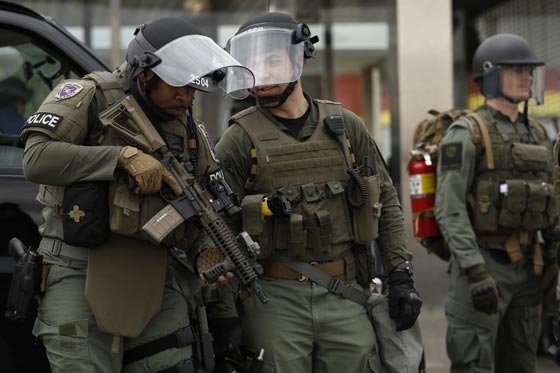 فيديو وصور.. بالتيمور الأمريكية تشتعل بعد وفاة شاب أسود في المعتقل صورة رقم 23