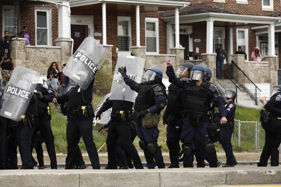 فيديو وصور.. بالتيمور الأمريكية تشتعل بعد وفاة شاب أسود في المعتقل صورة رقم 25