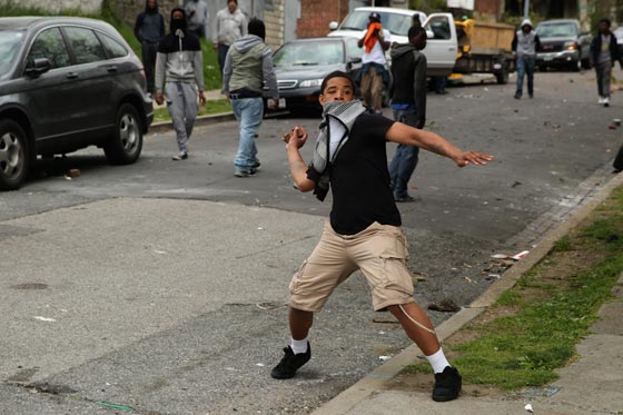 فيديو وصور.. بالتيمور الأمريكية تشتعل بعد وفاة شاب أسود في المعتقل صورة رقم 26