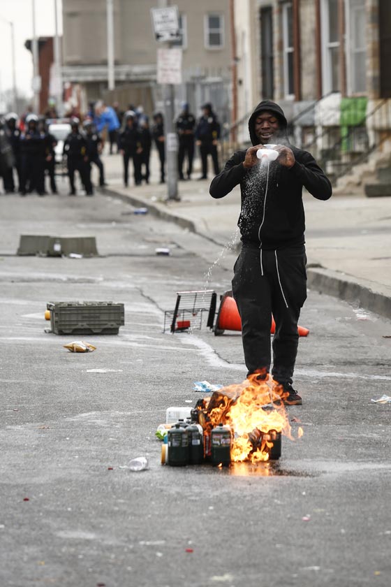 فيديو وصور.. بالتيمور الأمريكية تشتعل بعد وفاة شاب أسود في المعتقل صورة رقم 29