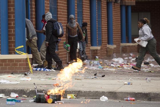 فيديو وصور.. بالتيمور الأمريكية تشتعل بعد وفاة شاب أسود في المعتقل صورة رقم 30