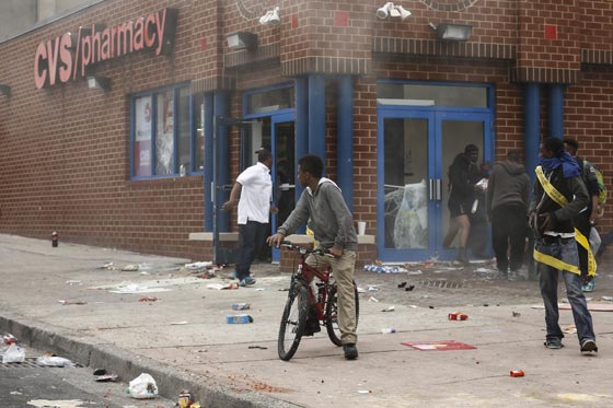 فيديو وصور.. بالتيمور الأمريكية تشتعل بعد وفاة شاب أسود في المعتقل صورة رقم 31