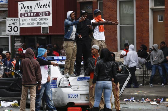 فيديو وصور.. بالتيمور الأمريكية تشتعل بعد وفاة شاب أسود في المعتقل صورة رقم 35