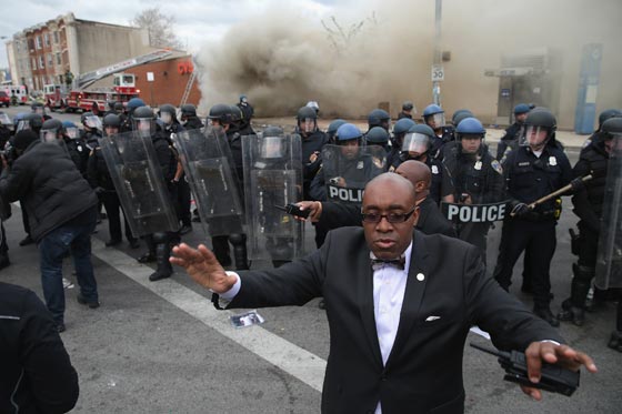 فيديو وصور.. بالتيمور الأمريكية تشتعل بعد وفاة شاب أسود في المعتقل صورة رقم 38