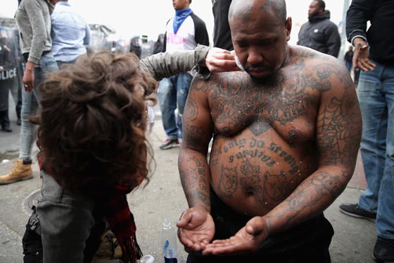 فيديو وصور.. بالتيمور الأمريكية تشتعل بعد وفاة شاب أسود في المعتقل صورة رقم 40