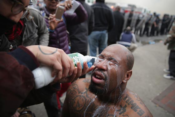 فيديو وصور.. بالتيمور الأمريكية تشتعل بعد وفاة شاب أسود في المعتقل صورة رقم 42