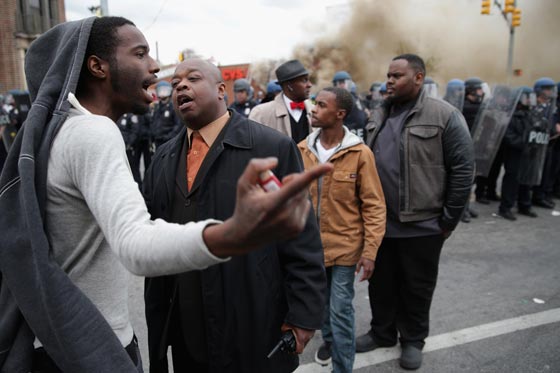 فيديو وصور.. بالتيمور الأمريكية تشتعل بعد وفاة شاب أسود في المعتقل صورة رقم 43