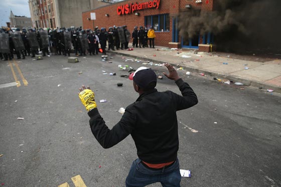 فيديو وصور.. بالتيمور الأمريكية تشتعل بعد وفاة شاب أسود في المعتقل صورة رقم 44