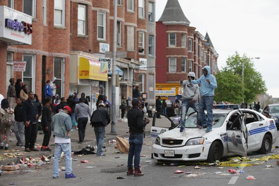 فيديو وصور.. بالتيمور الأمريكية تشتعل بعد وفاة شاب أسود في المعتقل صورة رقم 45