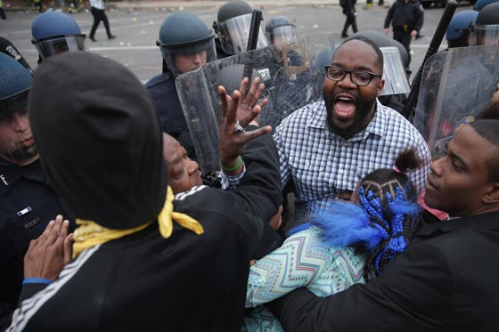 فيديو وصور.. بالتيمور الأمريكية تشتعل بعد وفاة شاب أسود في المعتقل صورة رقم 48