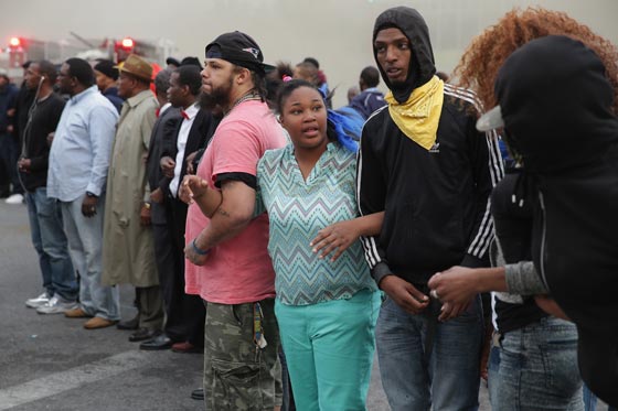 فيديو وصور.. بالتيمور الأمريكية تشتعل بعد وفاة شاب أسود في المعتقل صورة رقم 52