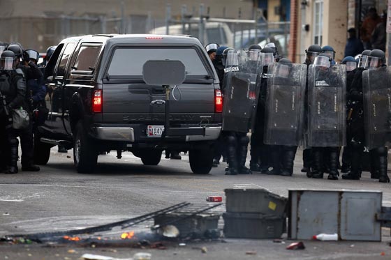 فيديو وصور.. بالتيمور الأمريكية تشتعل بعد وفاة شاب أسود في المعتقل صورة رقم 55