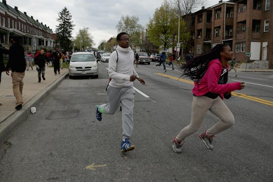 فيديو وصور.. بالتيمور الأمريكية تشتعل بعد وفاة شاب أسود في المعتقل صورة رقم 56