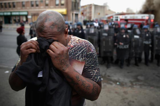 فيديو وصور.. بالتيمور الأمريكية تشتعل بعد وفاة شاب أسود في المعتقل صورة رقم 58